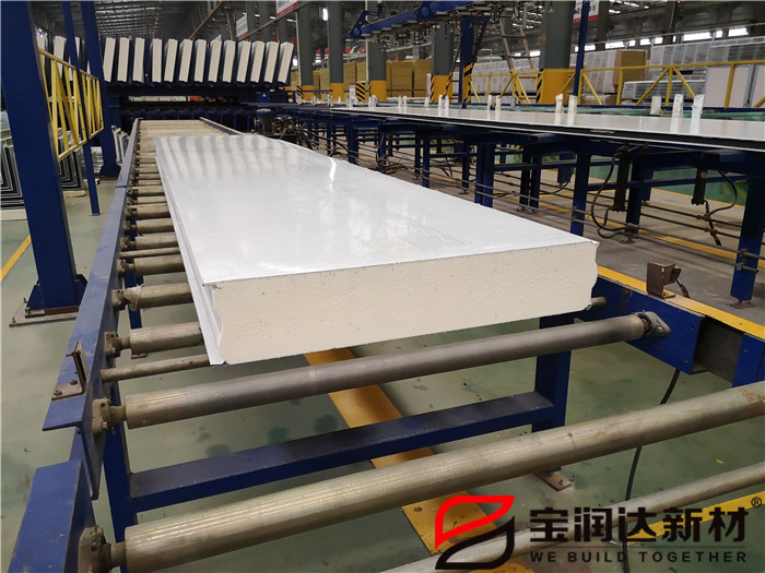 手工冷庫(kù)板和聚氨酯機(jī)制冷庫(kù)板的區(qū)別