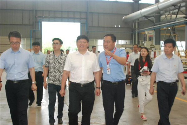 新聞快訊|寶豐縣縣委書(shū)記、縣長(zhǎng)許紅兵率考察團(tuán)蒞臨寶潤(rùn)達(dá)參觀調(diào)研