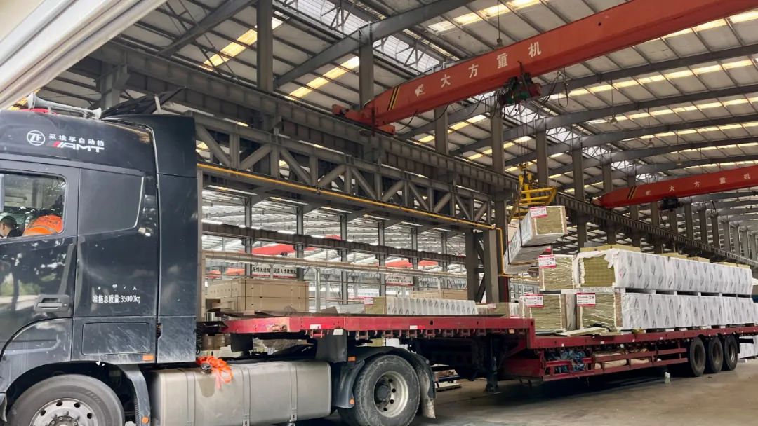 口碑爆棚！23000平熱壓企口鋁板保溫一體板火熱打包裝車發(fā)出！