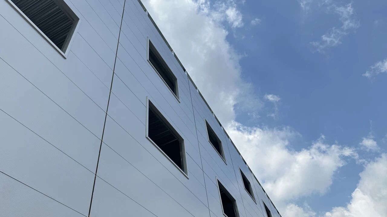 寶潤達(dá)聚氨酯封邊巖棉板——為工業(yè)外墻注入“長壽基因”