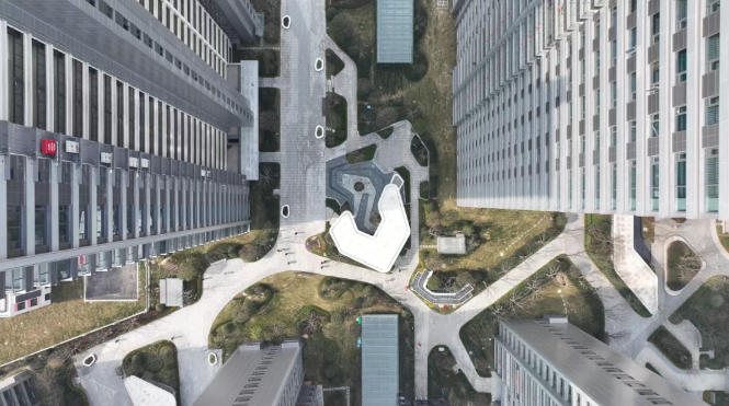 40℃+熱浪“烤”驗(yàn)建筑！“清涼鎧甲”正成為高溫城市的救命科技！