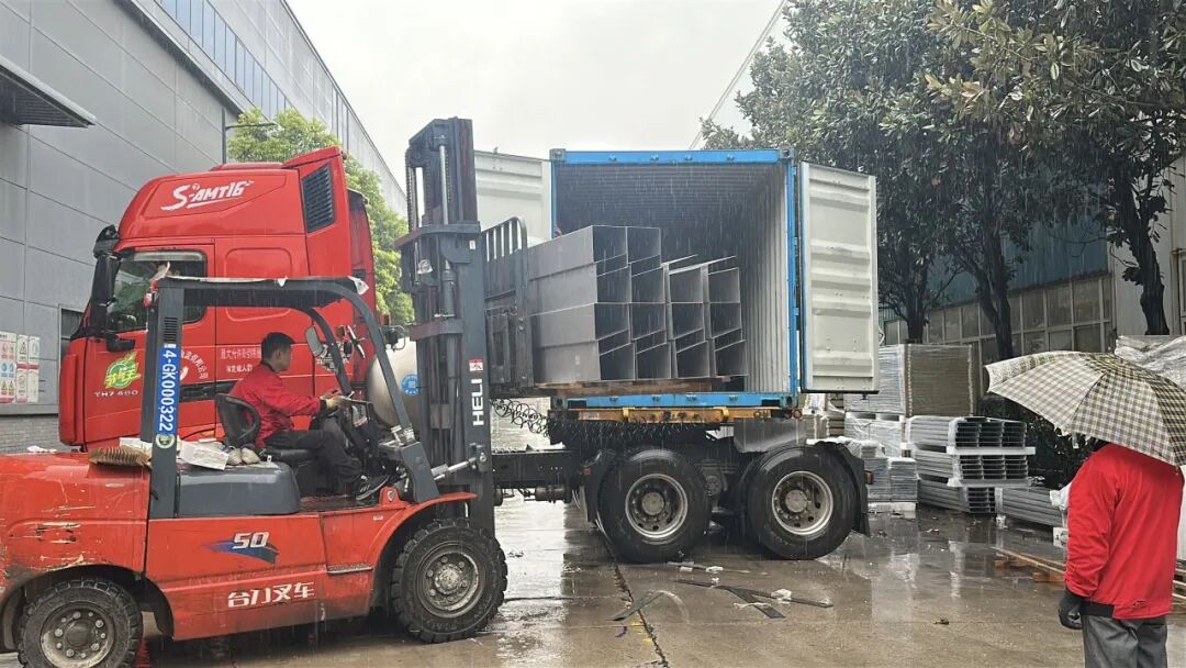風(fēng)雨無阻！寶潤達(dá)車間“鐵軍”迎戰(zhàn)連綿秋雨，護(hù)航日本客戶準(zhǔn)時(shí)交付！