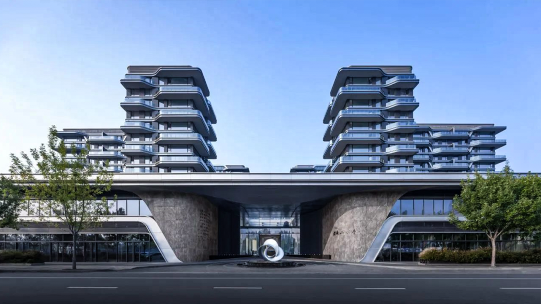 當(dāng)銀灰鋁板遇見西安天際線！寶潤達(dá)科技幕墻如何讓建筑擁有「超流體美學(xué)」？